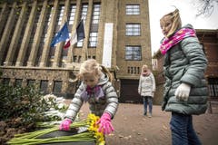 Kinder legen vor der französischen Botschaft in Den Haag Blumen nieder. (Bild: EPA/Alexander Schippers)