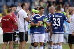 Trinkpause nach 30 Minuten für die Spieler des FC Luzern. (Bild: Keystone / Urs Flüeler)
