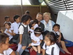 Ruth und Walter Odermatt in einer provisorischen Schule mit tibetischen Flüchtlingskindern. Odermatts haben die Patenschaft für zwei Kinder übernommen in der Hoffnung, dass sie eine bessere Zukunft bekommen. Das eigentliche Schulhaus wurde beim Erdbeben völlig zerstört. (Bild: Walter Odermatt)
