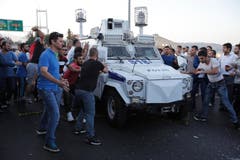Menschen attackieren ein Polizeiauto, das türkische Soldaten transportiert, die am Militärputsch beteiligt gewesen sind. (Bild: AP Photo/Emrah Gurel)