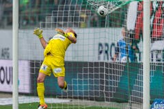 Torhüter Marcel Herzog von St. Gallen schaut dem Ball nach. (Bild: (KEYSTONE/Sebastian Schneider))