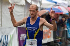 Hellebardenlauf Sempach: Fabian Kuert aus Langenthal gewann den 12,2 km Lauf. (Bild: Beat Blättler)