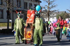 An der Kinderfasnacht Hergiswil sorgten längst nicht nur die Kleinen für die fasnächtliche Stimmung. (Bild: Matthias Piazza (Hergiswil, 17. Februar 2017))