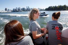 Ana Maria Crnogorcevic (Mitte) und weitere Teammitglieder geniessen den Ausflug auf dem Boot. (Bild: KEYSTONE / SALVATORE DI NOLFI)