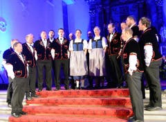 Der Jodlerklub Echo vom Melchtal unter der Leitung von Monika Ettlin. (Bild: Romano Cuonz / Neue NZ)