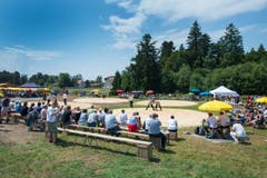 Rund 1000 Zuschauer fanden sich für das Schwinget auf dem Zugerberg ein. (Bild: Maria Schmid)