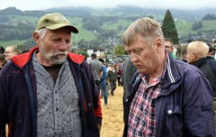 Fachsimpeln für einmal nicht im Rathaus: Kanonsratspräsident Willi Fallegger und der Präsident der Älplerbruderschaft Schried, Bruno Wallimann (von rechts) geniessen das Bad in der Menge. (Bild: Romano Cuonz)