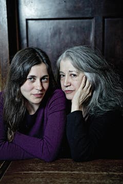 David Wagnières - 3. Platz Kategorie «Porträt»: Die beruhmte Pianistin Martha Argerich posiert am 20. Februar 2013 mit ihrer Tochter Stéphanie in einem Genfer Café. Anlass ist der Dokumentarfilm «ARGERICH (Bloody Daughter)», den die Tochter realisiert hat. Der Film zeigt den schwierigen Weg von Stéphanie Argerich, um sich gegenuber der legendären Mutter behaupten zu können. Er ist gleichzeitig auch ein intimes Porträt der eigenen Mutter. (Bild: Swiss Press Photo / David Wagnières)