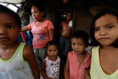 Sie haben überlebt und sind immer noch am Überleben: Eine philippinische Familie ein Jahr nach dem Supersturm. (Bild: Keystone)