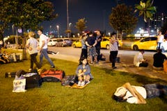 In der Nacht waren etliche ratlose Reisende vor dem Flughafen gestrandet, die vor den Terrorangriffen aus dem Terminal geflohen waren. (Bild: SEDAT SUNA)