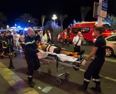Verwundete wurden vom Ort des Unglücks evakuiert und von der Ambulanz versorgt. (Bild: OLIVIER ANRIGO)