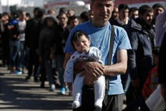 Refugees and migrants at the port of Piraeus, near Athens (Bild: Keystone)