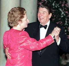 Ein Tänzchen mit Freund Ronald Reagan: Margaret Thatcher zu Besuch beim US-Präsidenten im Weissen Haus (1988). Zwei Jahre später sank Thatcher in der Gunst ihrer Wähler und gab nach einer Wahlniederlage ihren Rücktritt bekannt. (Bild: Keystone)