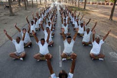 Indische Polizisten machen Lach-Yoga um Stress abzubauen. (Bild: Keystone)
