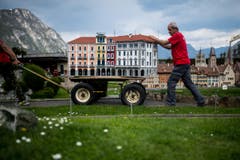 Arbeiter rollen eine Häuserzeile heran. (Bild: Gabriele Putzu/Ti-Press/Keystone)