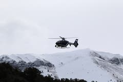 Zugleich setzten rund 50 Spezialkräfte, die die Nacht am Bergmassiv in Biwaks verbracht hatten, ihren Aufstieg zum Absturzort fort. (Bild: Keystone)