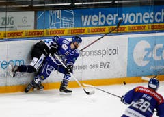 Der Zuger Kevin Diener drückt den Luzerner Thomas Bracher an die Bande. (Bild: Stefan Kaiser)