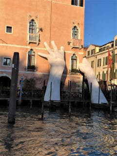 Kaum vorstellbar, dass solche stützenden Hände den Untergang von Venedig verhindern könnten. (Bild: Margrith Imhof-Röthlin)