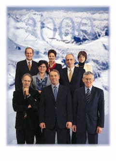 2000 (von links): Joseph Deiss, Ruth Metzler, Bundeskanzlerin Annemarie Huber-Hotz, Ruth Dreifuss, Pascal Couchepin, Moritz Leuenberger, Bundespräsident Adolf Ogi und Kaspar Villiger. Im Hintergrund ein Bergmassiv zu Ehren des Bundespräsidenten Adolf Ogi. (Bild: Bundeskanzlei / Masato Yokoyama)
