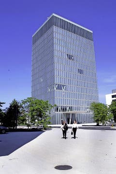 Roche-Haus, Rotkreuz Innerhalb des Firmen-Campus präsentiert sich das Hochhaus als zentraler Bau: Diverse Annexbauten umgeben den Turm. Von weitem ist er als «Landmark» sichtbar. Das Hochhaus ist weniger städtebauliche Notwendigkeit als Markierung der Marke Roche: Rotkreuz wird quasi zur Rochestadt. Das Hochhaus wird lediglich von der Firma genutzt. Es erhält durch die Fassadengestaltung ein eigenständiges Gesicht, was der Marke hilft. (Bild: Stefan Kaiser / Neue ZZ)