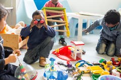 Kinder spielen im Asylzentrum. (Bild: ALEXANDRA WEY)