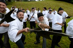 Die alten Schwyzer Krieger während den Feierlichkeiten zum Volksfest 700 Jahre Schlacht am Morgarten in Oberägeri am Sonntag. (Bild: Keystone/Urs Flüeler)