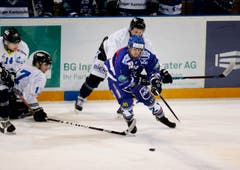 Der Zuger Raphael Emmenegger am Puck. (Bild: Stefan Kaiser)