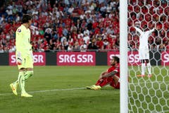 Enttäushung bei Yann Sommer, links, und Valon Behrami nach dem 2:0 durch Danny Welbeck (rechts). (Bild: Keystone/Peter Klaunzer)