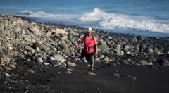 Am Strand von La Réunion werde weitere Teile gesucht. (Bild: Keystone)