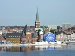 Alle "Frühaufsteher" verpassten die Einfahrt auf Deck der Costa Favolosa in den schönen Hafen von Aarhus (Dänemark) nicht. (Bild: Margrith Imhof-Röthlin)