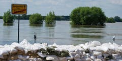Sandsäcke sollen Sandau vor dem Hochwsser der Elbe schützen. (Bild: Keystone)