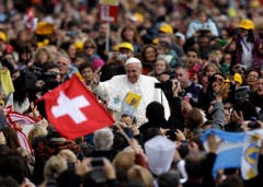 So sieht eine Generalaudienz des Papstes aus: Umjubelt von Menschenmassen. (Bild: Keystone)