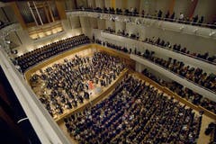 Das Lucerne Festival Orchestra, das Claudio Abbado gegründet hat, spielt im vergangenen August unter Abbado im KKL Gustav Mahlers 3.Sinfonie. Im Bild der Schlussapplaus. (Bild: pd)