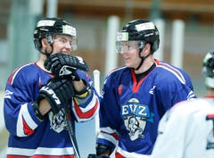 Jarkko Immonen (links) unterhält sich mit Nicolas Thibaudeau. (Bild: Stefan Kaiser / Neue ZZ)
