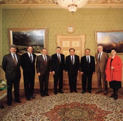 1994 (von links): Bundeskanzler François Couchepin, Adolf Ogi, Arnold Koller, Kaspar Villiger, Otto Stich, Jean-Pascal Delamuraz, Flavio Cotti, Ruth Dreifuss. (Bild: Bundeskanzlei)
