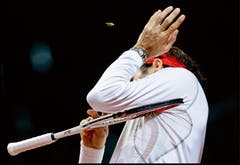 1. Preis Sport - Michael Buholzer - Die Wespe und Roger Federer (Bild: Keystone)