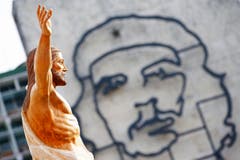 Eine Darstellung Che Guevaras am Innenministerium beim Revolutions-Platz, wo Papst Franziskus die Messe zelebrieren wird. (Bild: Keystone)