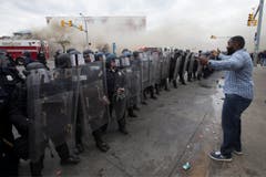 Ein Mann wagt sich vor die Polizeilinie. (Bild: EPA/ Michael Reynolds)