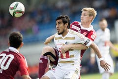 Florian Stahel (rechts) vom FC Vaduz im Duell um den Ball gegen Dario Lezcano (Mitte) vom FC Luzern. (Bild: Keystone)