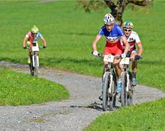 Thomas Dietsch vor Urs Huber: So lautete auch der Zieleinlauf. Links Frauensiegerin Milena Landtwing. (Bild: PD)