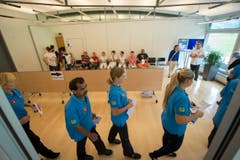Die Menschen stehen Schlange um eine Probe abzugeben. (Bild: Keystone/Urs Flueeler)