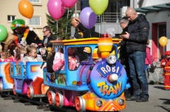 An der Kinderfasnacht Hergiswil sorgten längst nicht nur die Kleinen für die fasnächtliche Stimmung. (Bild: Matthias Piazza (Hergiswil, 17. Februar 2017))