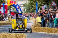 Am diesjährigen-Red Bull-Seifenkistenrennen in Lausanne überboten sich die Teilnehmer in witzigen Outfits... (Bild: Christian Merz / Keystone)