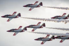 Die spanische Patrulla Aguila Casa in ihren C-101 Aviojets zeigt ihr Können (Bild: Keystone)