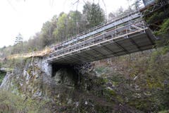Während der Sanierung ist die Brücke gut eingepackt. (Bild: Robert Hess / Neue OZ)