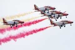 Die spanische Patrulla Aguila Casa in ihren C-101 Aviojets färbt den Himmel in spanische Farben ein. (Bild: Keystone)