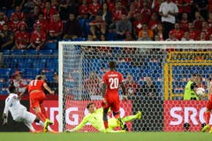 Danny Welbeck, links, scores the second goal erzielt das 2:0 für England. (Bild: Keystone/Laurent Gillieron)