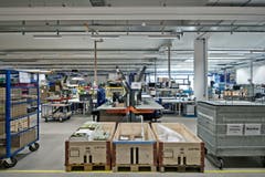 Jeder Artikel ist als solcher im Computersystem erfasst, genauso wie das Behältnis, in dem es untergebracht ist und das vom Lagerführungssystem irgendwo an verfügbaren Orten im Hochregallager platziert wird. (Bild: Pius Amrein / Neue LZ)