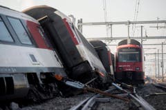 Warum es zu dieser so genannten Flankenfahrt kam, ist Gegenstand der laufenden Untersuchung. Die Schweizerische Sicherheitsuntersuchungsstelle (SUST) ist vor Ort. (Bild: Keystone / Ennio Leanza)