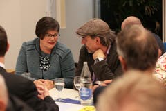 Nicht verheimlichen konnte er, dass er über Nidwalden bislang nur wenig weiss. So gab Fagetti zu, einen Bratchäs – ein Geschenk seines Gegners bei einer früheren Begegnung – einfach so gegessen zu haben, «wie er ist». Was Therese Rotzer prompt dazu veranlasste, ihn zu einem Brachtchäs-Kochkurs einzuladen. (Bild: Roger Zbinden / Neue NZ)